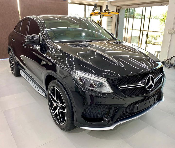 Mercedes GLE 43 AMG Protected by Ceramic Diamond Plus Package

Enriches the Paint & Makes it Scratch Resistant 

Benefits 👇     

🔺9H Hardness coat   
🔺Remove Swirl marks  
🔺Weather Resistance   
🔺Mirror finish   
🔺Avoids UV rays   
🔺Water & Dust Repellent 

Call-9909999135
or
Visit-www.creativemotors.in

#ceramiccoating #nanoceramiccoating #glasscoating #creativemotors #ahmedabad_instagram #ahmedabad #mercedesbenzamg #gle43amg #qualityovereverything  @ Sindhu Bhavan Road - SBR