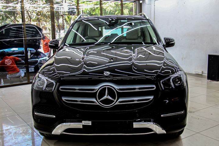 Here's Black beauty Mercedes Benz to Make your day Full of Swag!🖤💥
.
.
Ceramic Coated Ready 🧿 by one and only Quality Ceramic Coaters 𝕮𝖗𝖊𝖆𝖙𝖎𝖛𝖊 𝖒𝖔𝖙𝖔𝖗𝖘 😍
.
.
Benefits of Ceramic Coating👇  
✅9H Hardness - Scratch Resistant  
✅Removes Swirl marks   
✅Weather Resistance    
✅Gives Mirror Finish    
✅UV Protection
✅Anti Aging  
✅Water & Dust Repellent  
✅Easy to Clean & Maintain
✅Enhances the Paint 

Get the Best Ceramic Coating Treatment done For your Car Today itself to Avoid Future Scratches & Aging Effect. 

📞Call - +919909999135 ☎️
or   📲 - +919909999134 

♐️Visit-www.creativemotors.in
.
.
#car #vehicle #carclub #roadtripday #automotivewheelsystem #automotivetire #carsofinstagram #nanoceramiccoating #coatingceramic #9hceramiccoating #ceramicpro9hwheelcoating #paintprotection #autodetailing #ceramiccoat #mercedesbenzclub #mercedesfans #mercedesclub #mercedescclass #mercedeslovers #black_beautifulclassy #blackisbeautiful #explorepage #exploremore #explorepage✨ #explorepageworthy #exploreme #explorepages💕