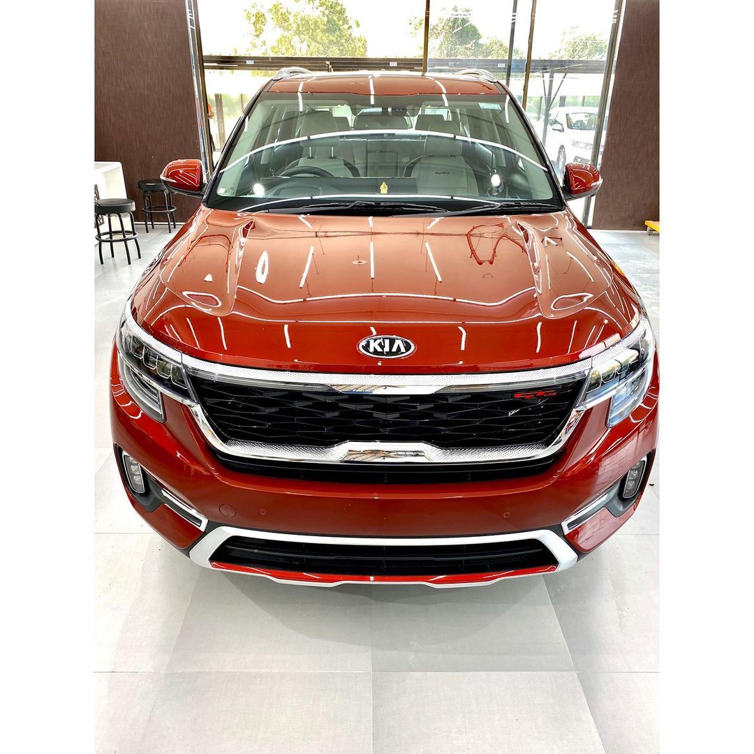 Ceramic Coating on Kia Seltos 🔥

Benefits of Ceramic Coating👇 ✅9H Hardness coat ✅Remove Swirl marks ✅Weather Resistance ✅Mirror finish ✅Avoids UV rays ✅Water & Dust Repellent 
Get the Best Ceramic Coating For your Car Today 
Call-9909999135 
or 
Visit-www.creativemotors.in 
#kiaseltos #cardetailing #ceramiccoating #glasscoating